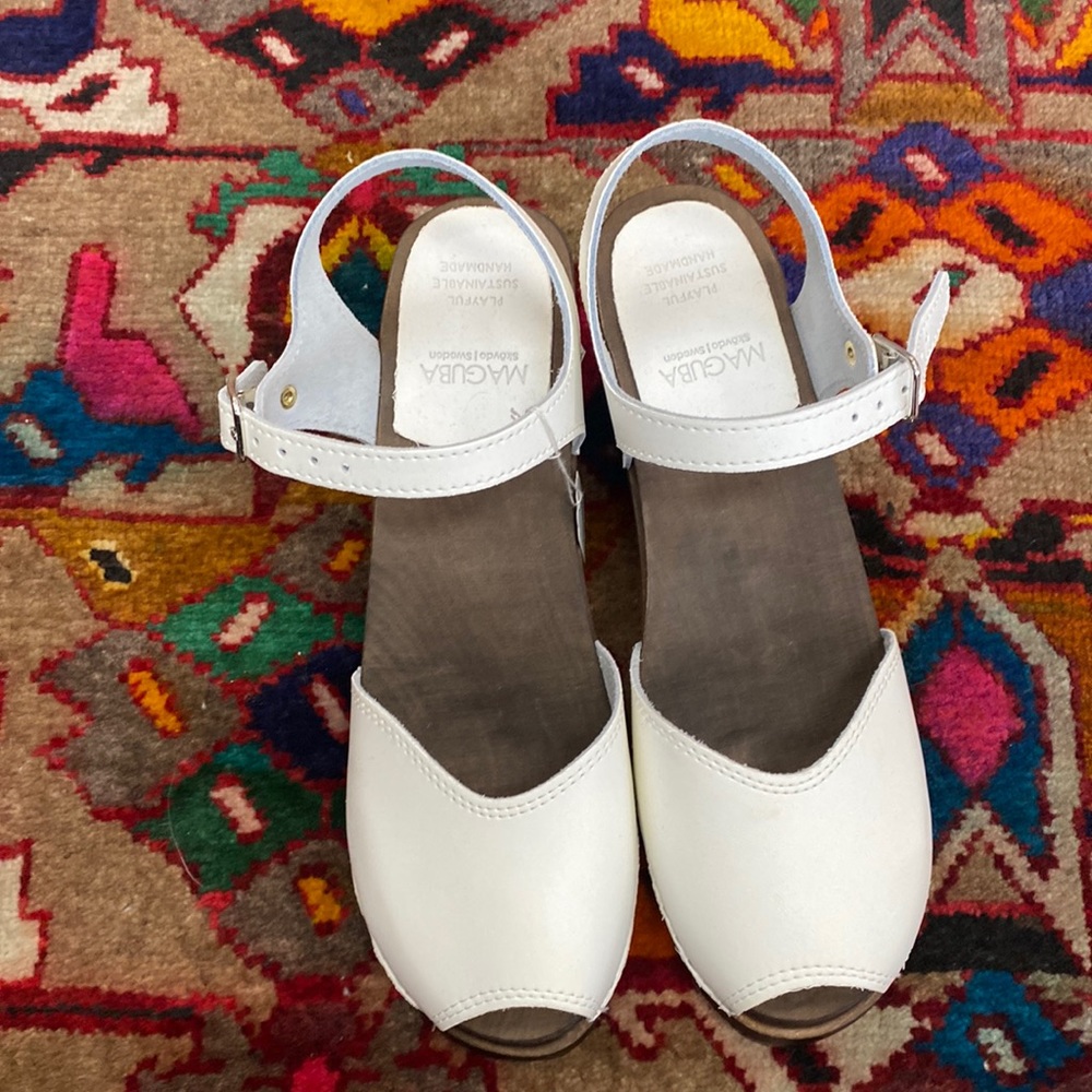 New White Maguba leather clogs dark wood base